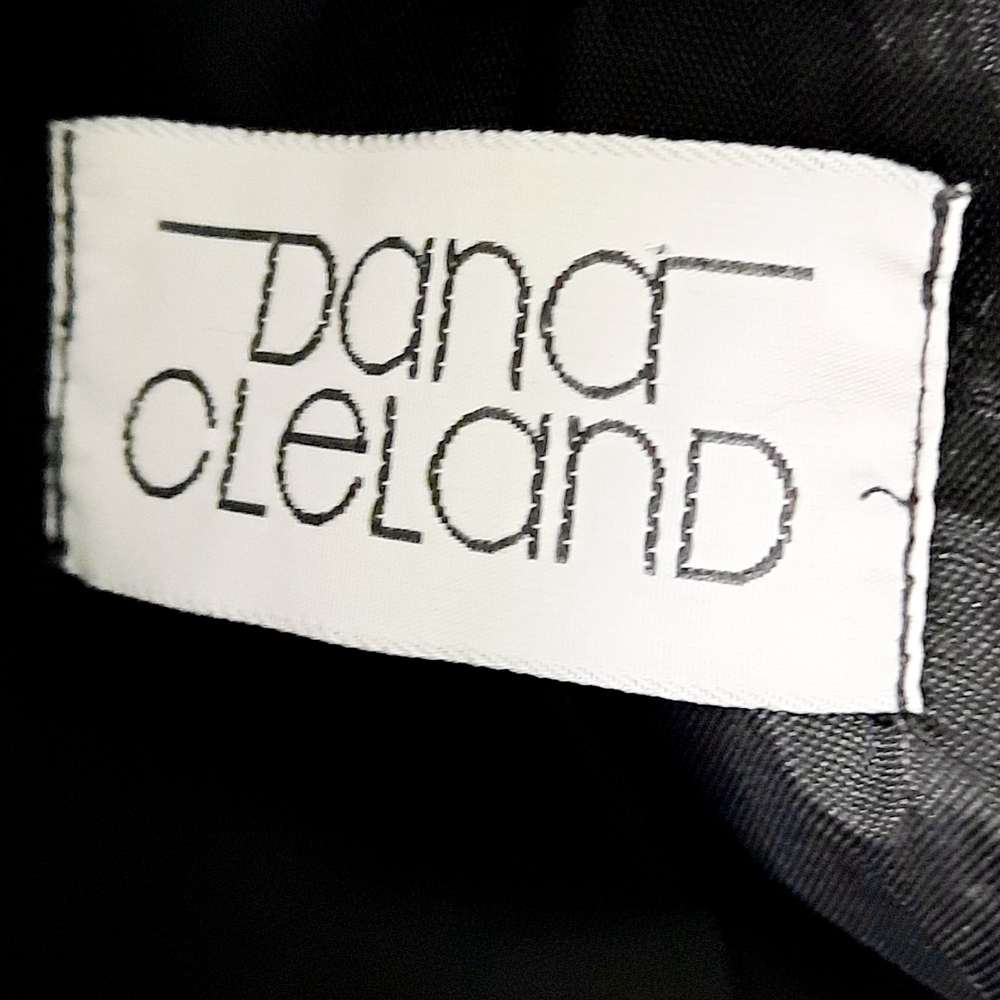 Sophisticated Black Cropped Jacket - Picture 8 of 12
